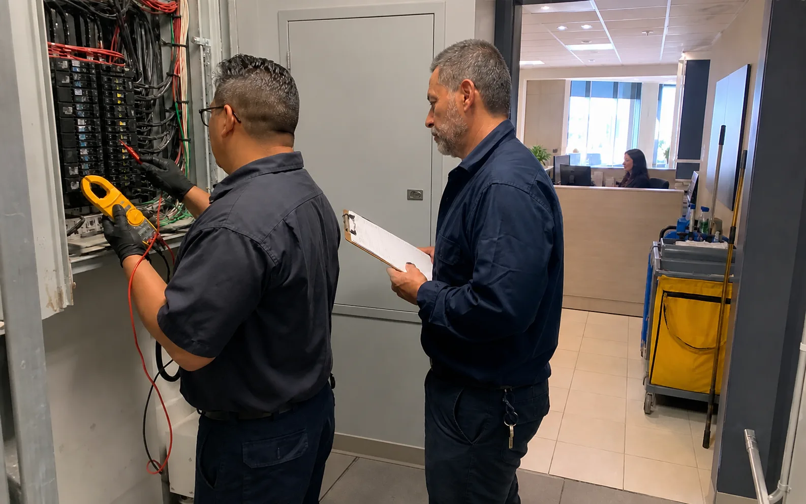 Equipo inspeccionando infraestructura crítica del edificio