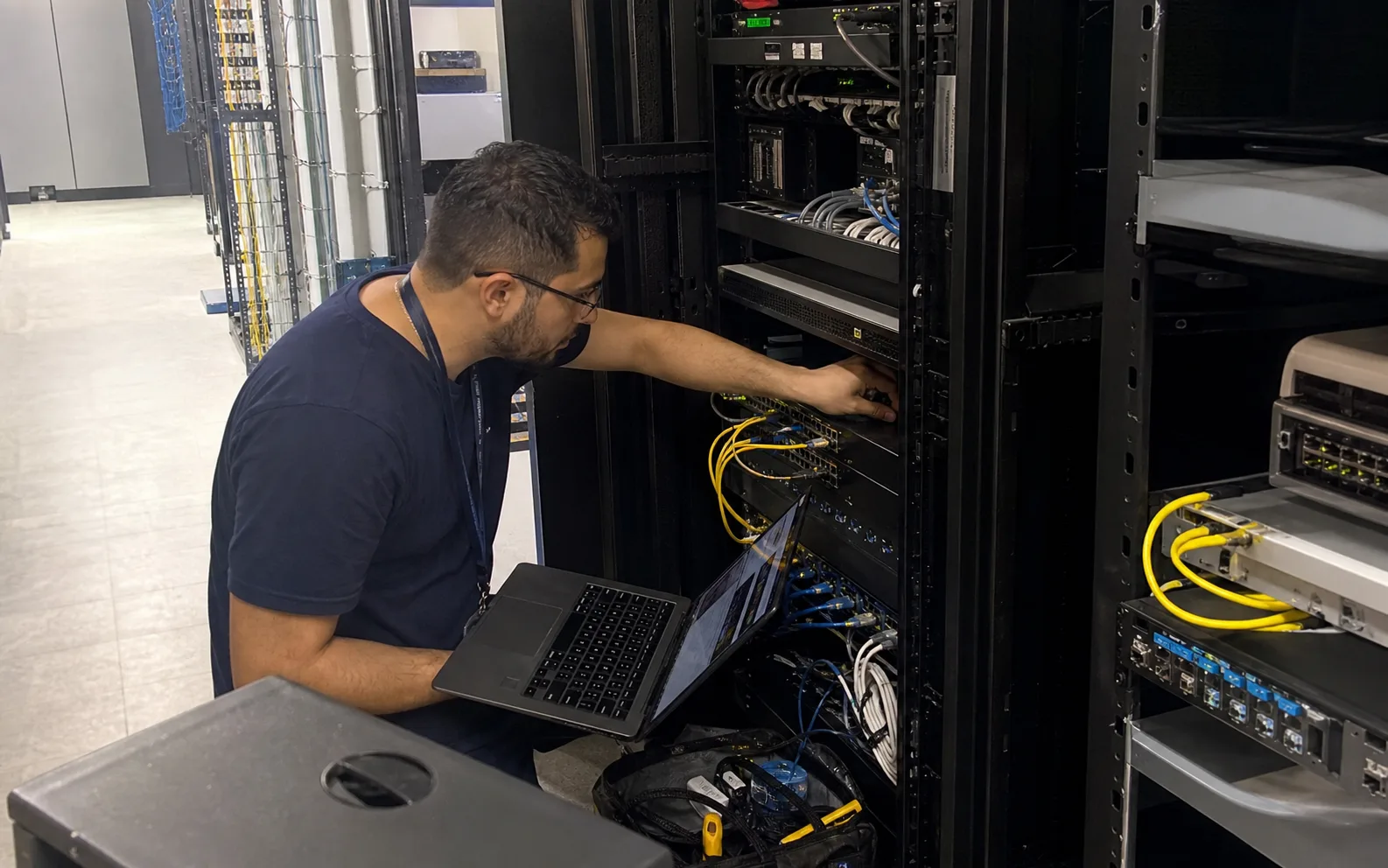Ingeniero implementando infraestructura de redes